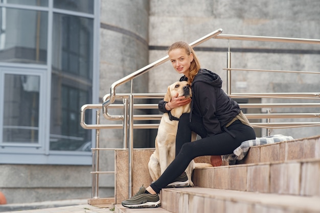 Retrato de una mujer con su hermoso perro