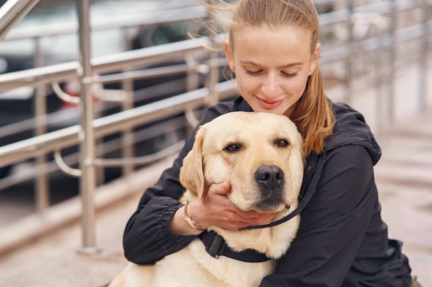 Foto gratuita retrato de una mujer con su hermoso perro