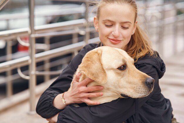 Retrato de una mujer con su hermoso perro