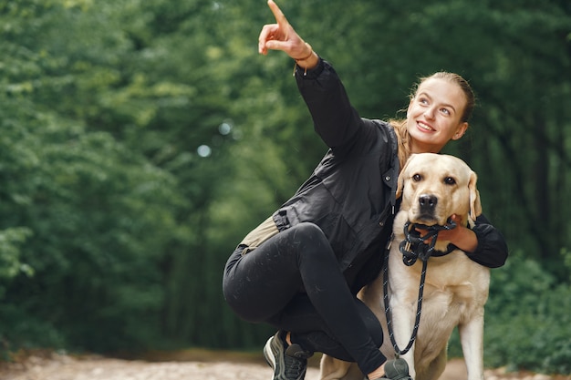 Retrato de una mujer con su hermoso perro