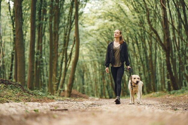 Retrato de una mujer con su hermoso perro