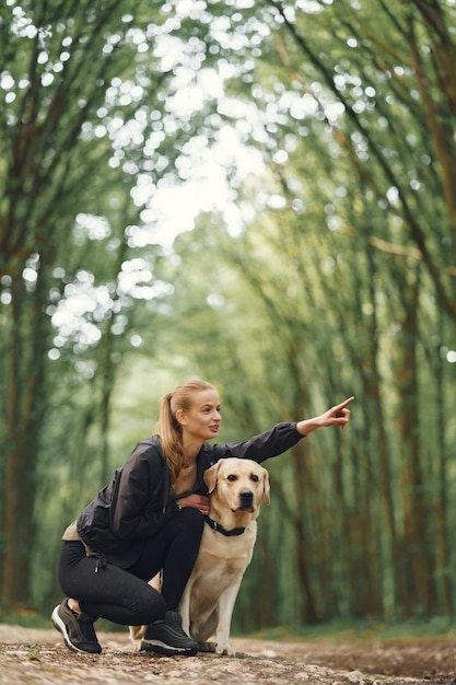 Retrato de una mujer con su hermoso perro