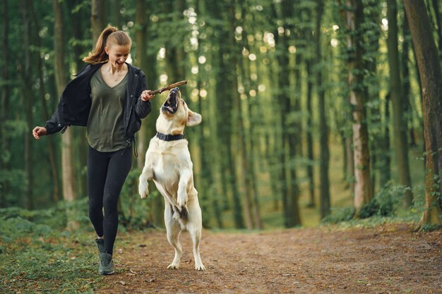 Retrato de una mujer con su hermoso perro