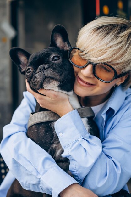 Retrato de mujer con su mascota bulldog francés