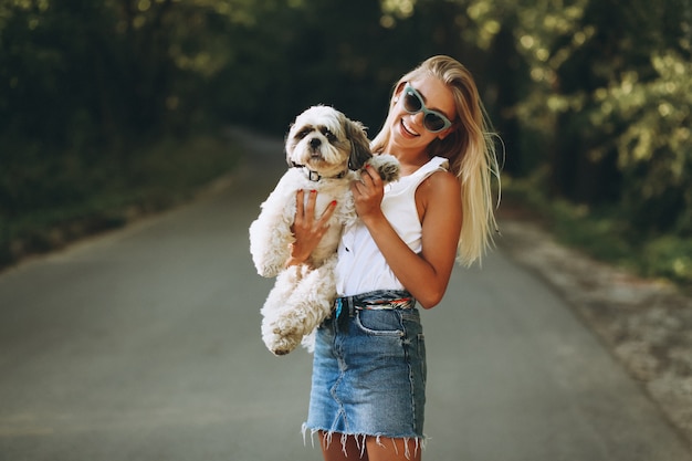 Retrato de mujer con su perro en el parque