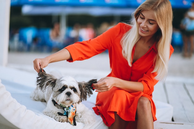 Retrato de mujer con su perro en vacaciones