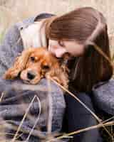 Foto gratuita retrato de mujer con su perro