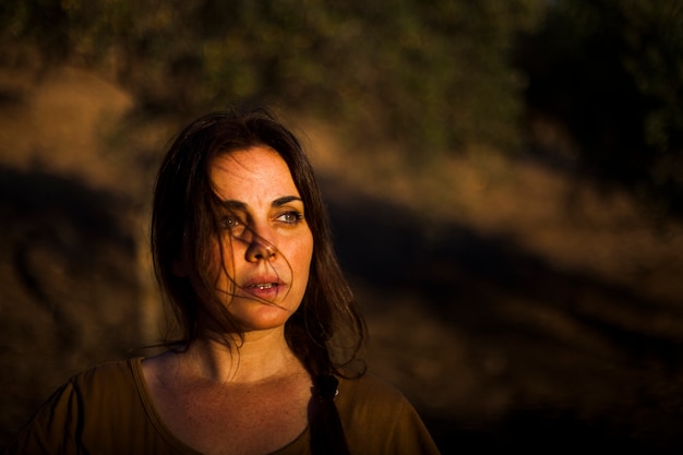 Retrato de mujer con sus pelos en la cara