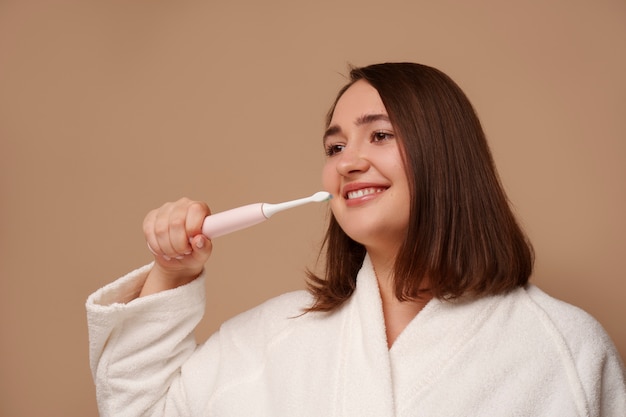 Retrato de mujer de talla grande haciendo su régimen de belleza y rutina de cuidado de la piel