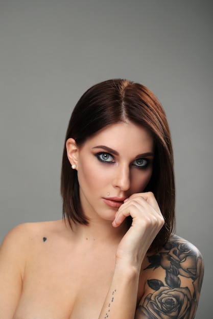 Foto gratuita retrato de mujer con tatuaje