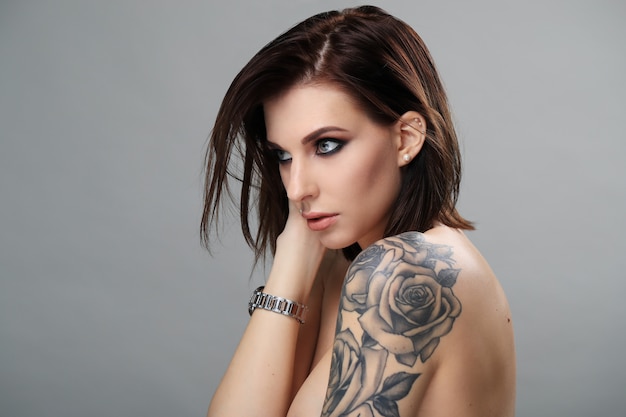 Foto gratuita retrato de mujer con tatuaje
