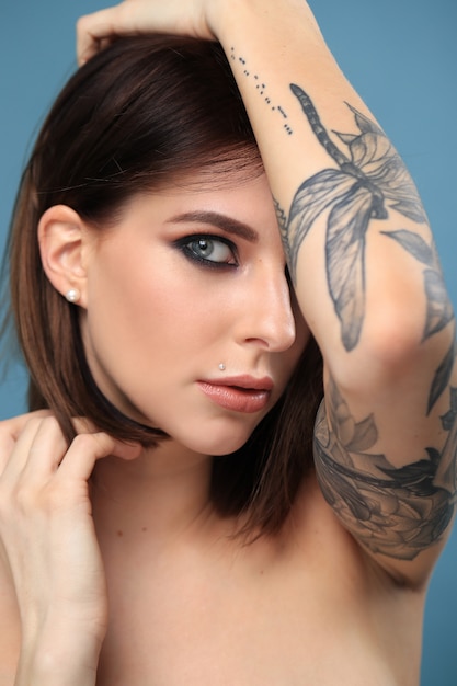 Retrato de mujer con tatuaje