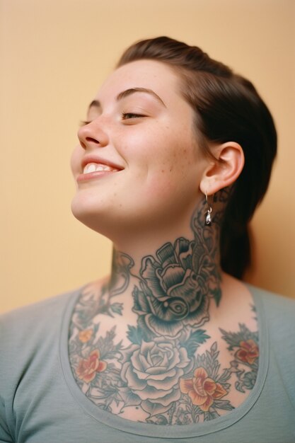 Retrato de mujer con tatuajes en el cuerpo.