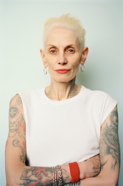 Foto gratuita retrato de mujer con tatuajes en el cuerpo.