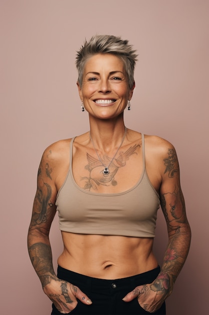 Retrato de mujer con tatuajes en el cuerpo.
