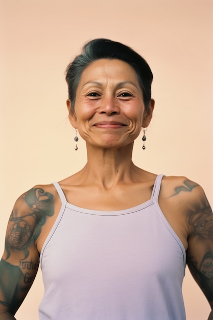 Foto gratuita retrato de mujer con tatuajes en el cuerpo.