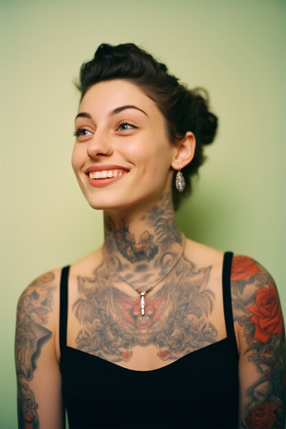 Retrato de mujer con tatuajes en el cuerpo.