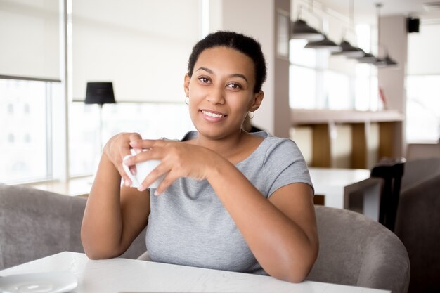 Retrato de la mujer taza feliz de descanso