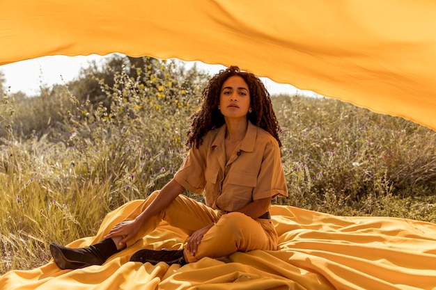 Foto gratuita retrato de mujer con tela en el campo