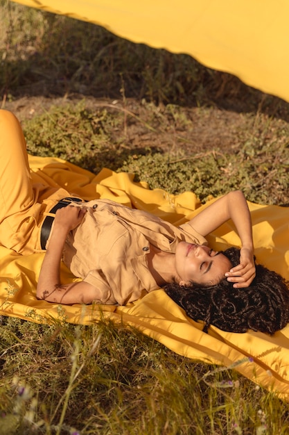 Retrato de mujer con tela en el campo