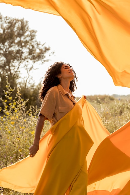 Foto gratuita retrato de mujer con tela en el campo