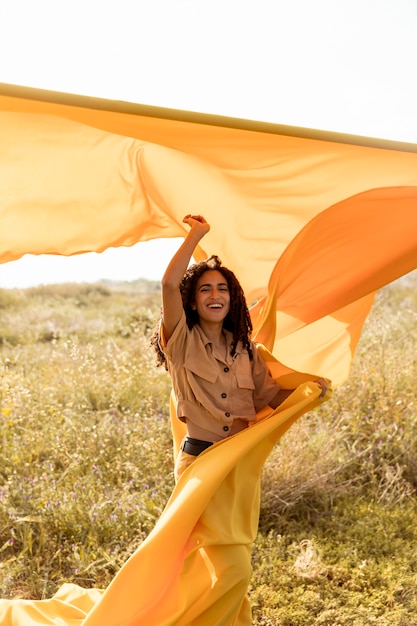 Foto gratuita retrato de mujer con tela en el campo