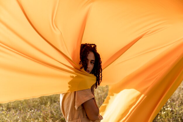 Retrato de mujer con tela en el campo