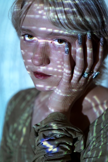 Retrato de mujer con textura de proyección del universo