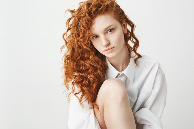 Retrato de mujer tierna jengibre tierna con el pelo rizado.