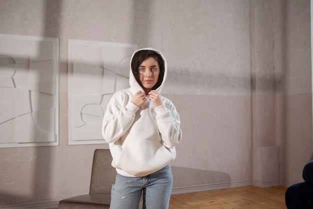 Retrato de mujer de tiro medio con capucha blanca