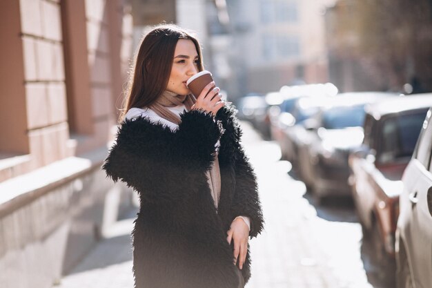 Retrato de mujer tomando café