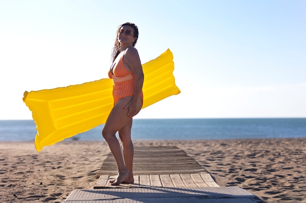 retrato, de, mujer, tomar, un, ducha, en la playa