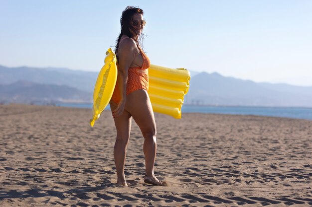 retrato, de, mujer, tomar, un, ducha, en la playa