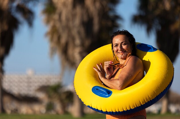 retrato, de, mujer, tomar, un, ducha, en la playa