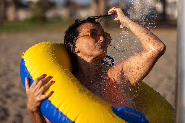 retrato, de, mujer, tomar, un, ducha, en la playa