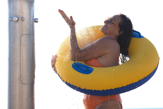 retrato, de, mujer, tomar, un, ducha, en la playa