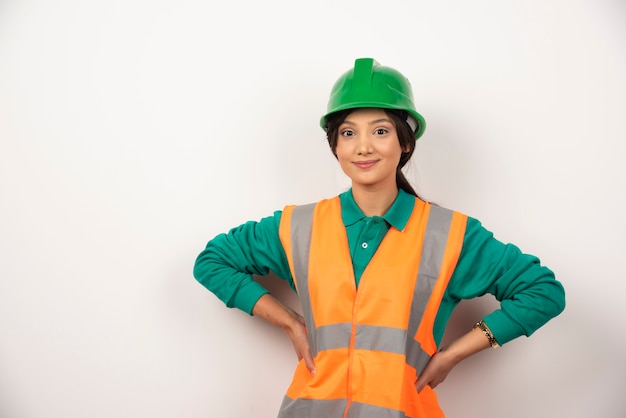 Foto gratuita retrato de mujer trabajadora de la construcción sobre fondo blanco.