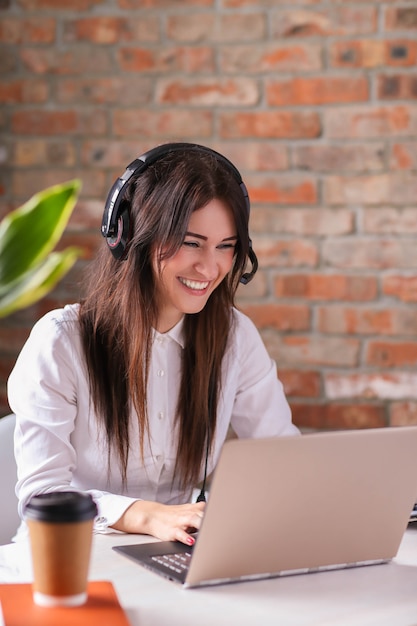 Foto gratuita retrato de mujer trabajadora de servicio al cliente