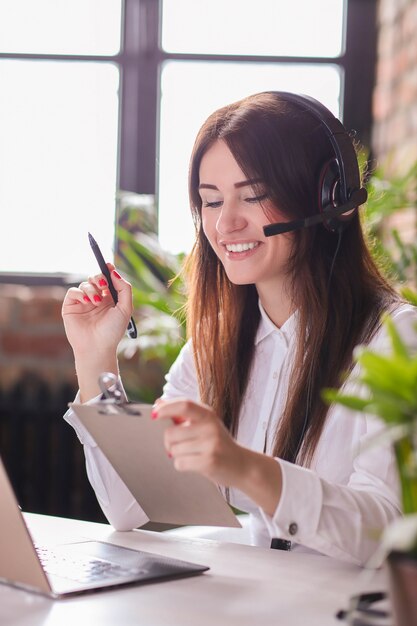 Retrato de mujer trabajadora de servicio al cliente