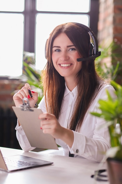 Retrato de mujer trabajadora de servicio al cliente