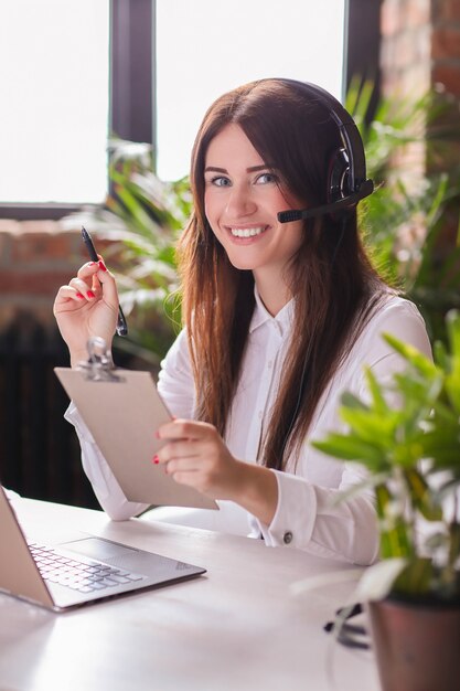 Retrato de mujer trabajadora de servicio al cliente