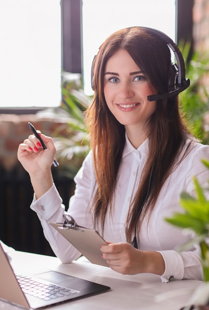 Retrato de mujer trabajadora de servicio al cliente