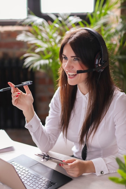 Retrato de mujer trabajadora de servicio al cliente