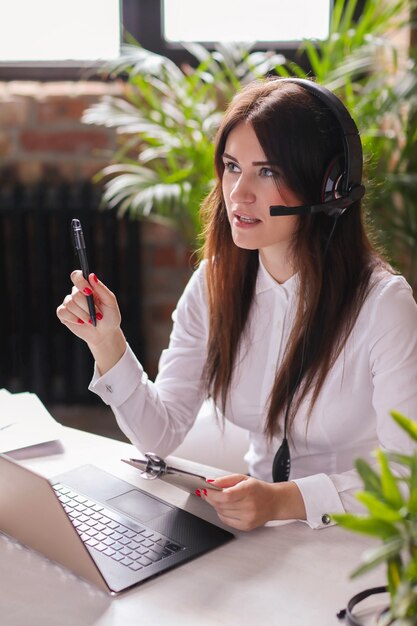 Retrato de mujer trabajadora de servicio al cliente