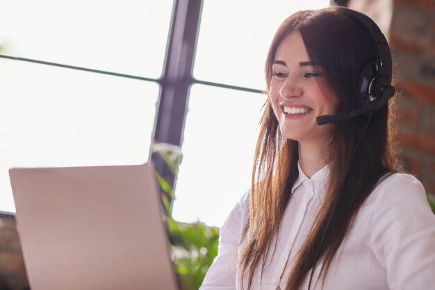 Retrato de mujer trabajadora de servicio al cliente