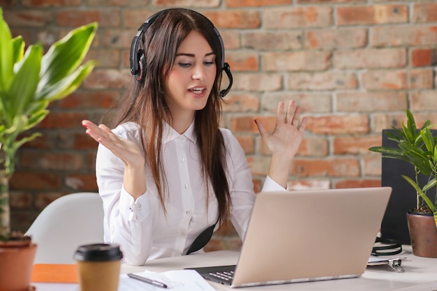 Retrato de mujer trabajadora de servicio al cliente