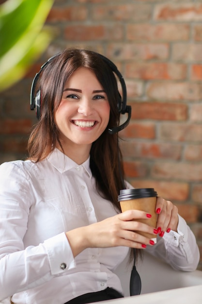 Retrato de mujer trabajadora de servicio al cliente