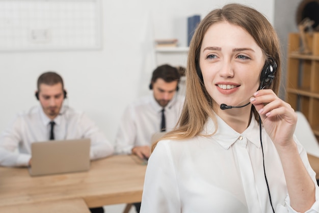 Retrato de mujer trabajando en call center