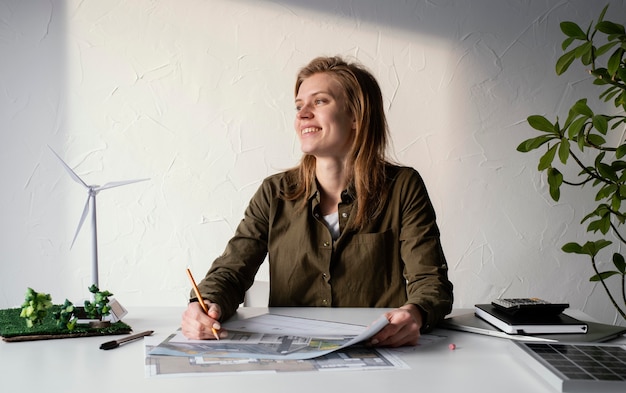 Foto gratuita retrato de mujer trabajando para proyectos ambientales