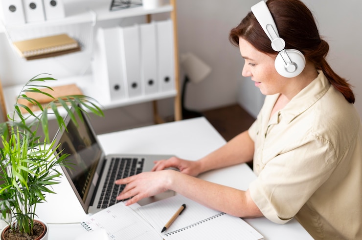 Foto gratuito retrato de mujer en el trabajo con videollamada en portátil
